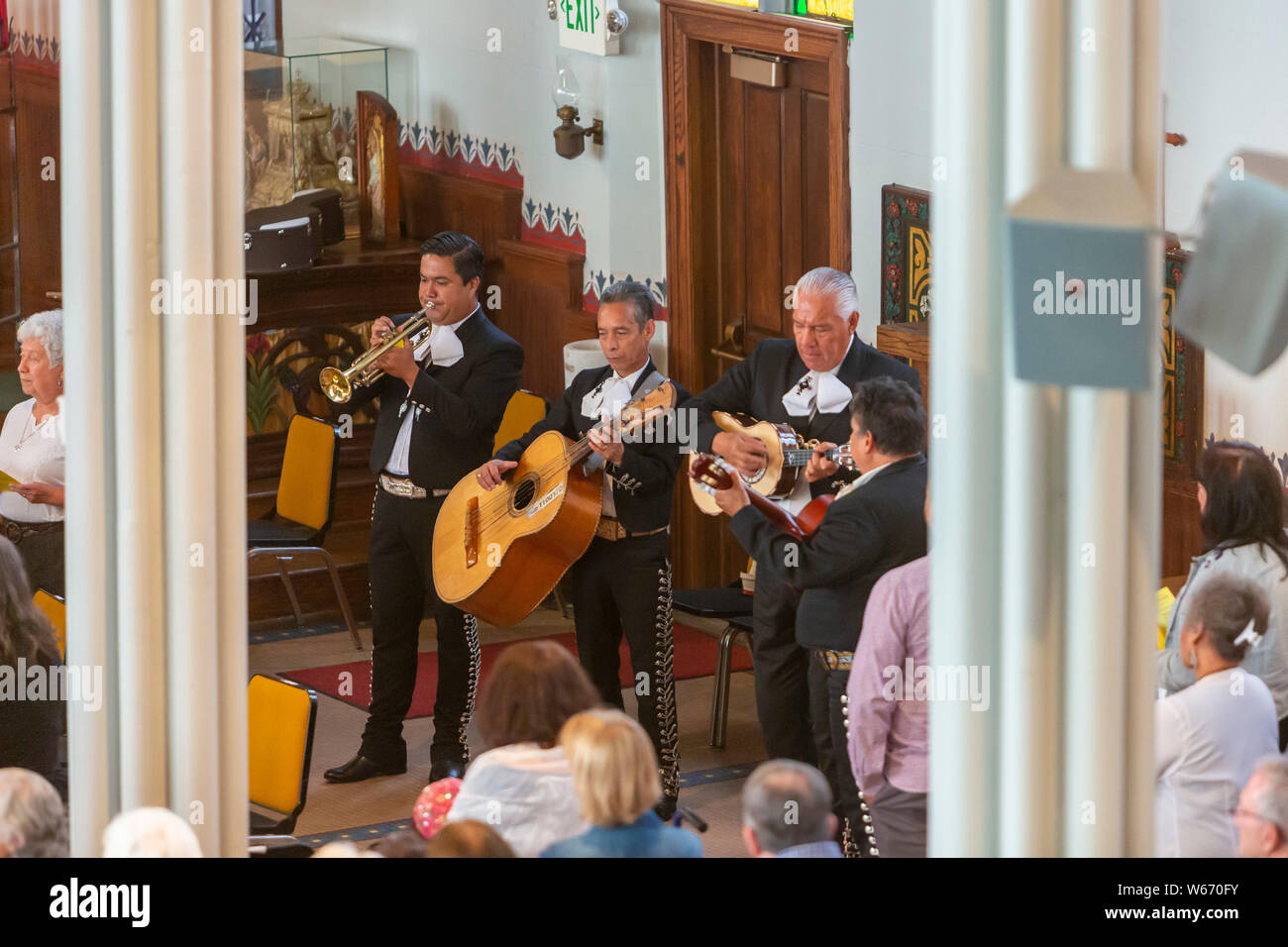 Detroit, Michigan - un mariachi band ha suonato durante una messa cattolica per famiglie di immigrati che sono separati o in stato di detenzione. L'evento generato denaro fo Foto Stock