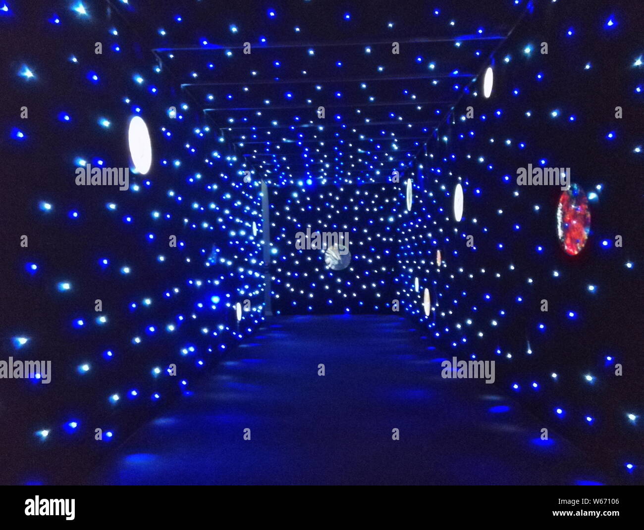 La gente visita la mostra personale "a tema vagare nello spazio" di Pechino-basato artista Bill Zhao Xu al Museo Nazionale delle Arti di Cina a Pechino, mento Foto Stock