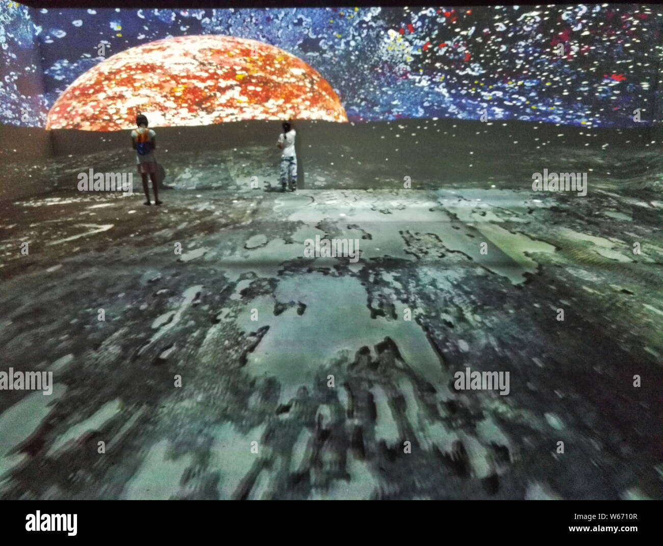 La gente visita la mostra personale "a tema vagare nello spazio" di Pechino-basato artista Bill Zhao Xu al Museo Nazionale delle Arti di Cina a Pechino, mento Foto Stock