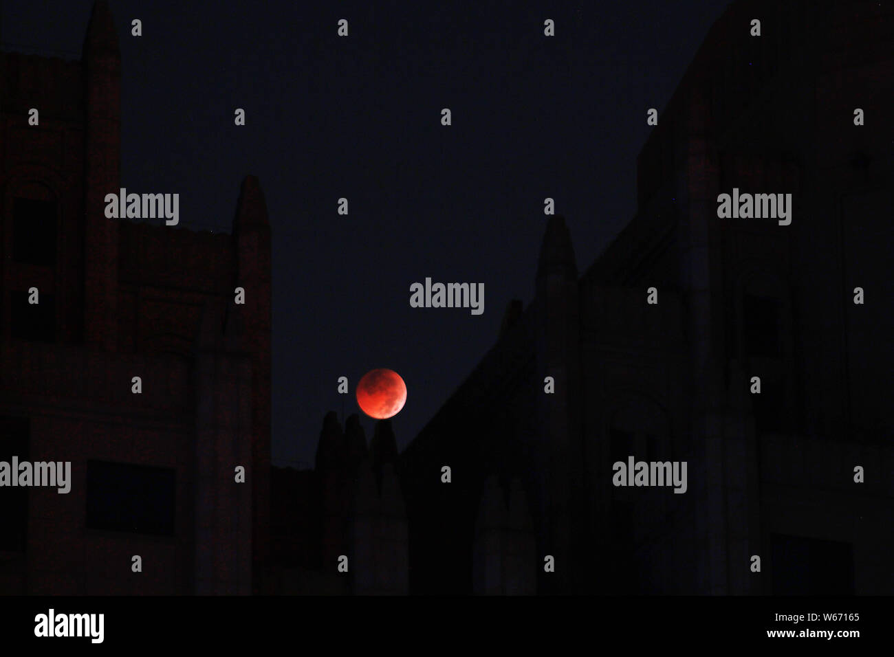 Vista la più lunga "sangue luna' eclissi di questo secolo che passa nel cono d'ombra della Terra, durante un'eclissi lunare totale nella città di Quanzhou, southea Foto Stock