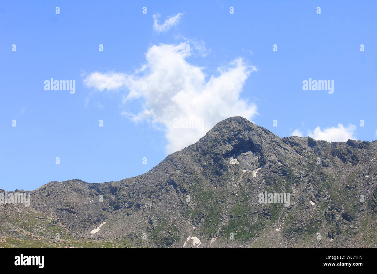 Un panorama di montagne con rocce e vegetazioni in Estate in Italia Foto Stock
