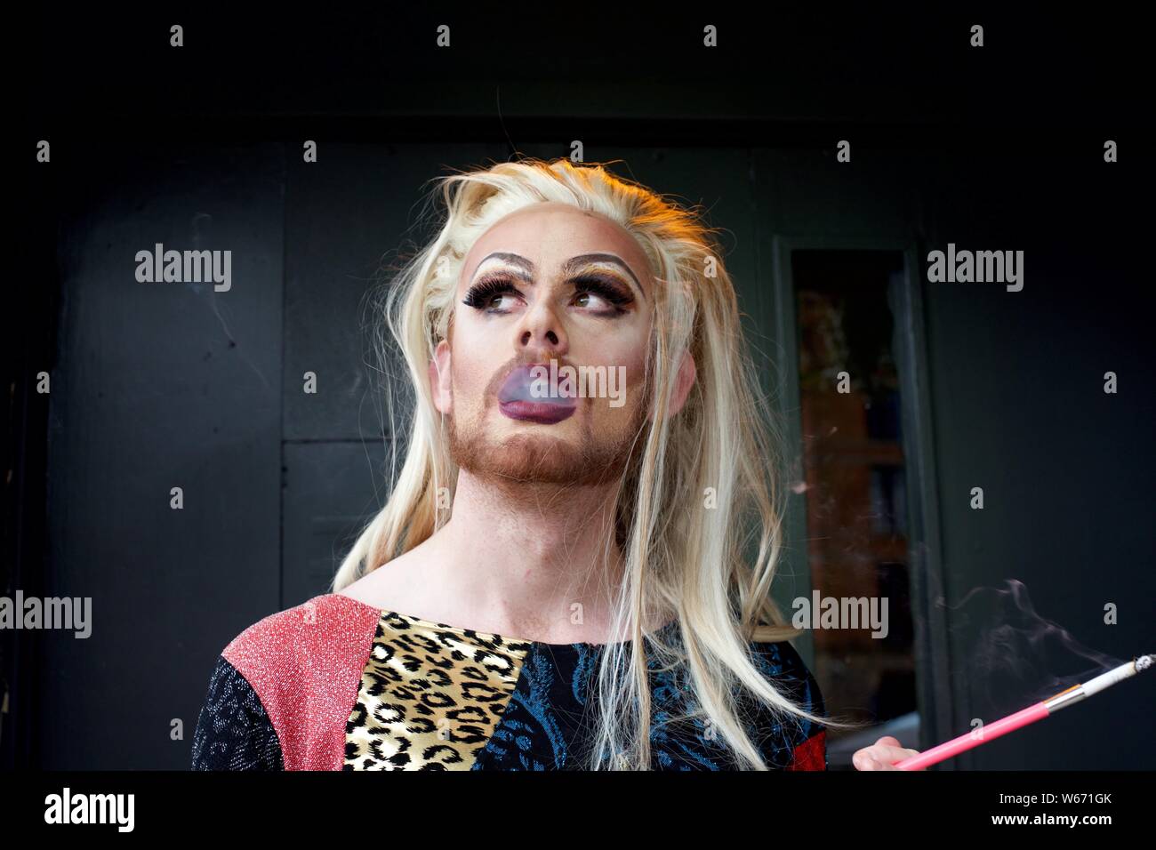 Drag queen fumare una sigaretta Foto Stock