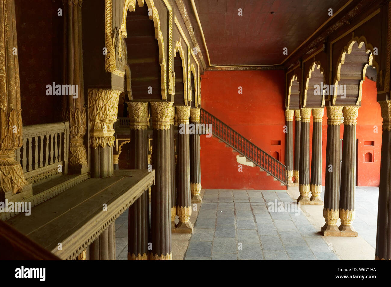 Tipu Sultan's Summer Palace, a Bangalore, India, è un esempio di architettura Indo-Islamic, la residenza estiva del sovrano Mysorean Sultano Tipu. Foto Stock