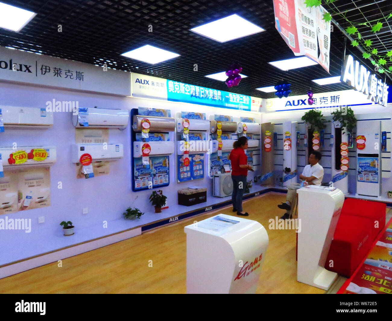 --FILE--clienti negozio per condizionatori di aria per la vendita in un supermercato a Yichang city, centrale cinese della provincia di Hubei, 7 luglio 2018. Totale vendite ho Foto Stock