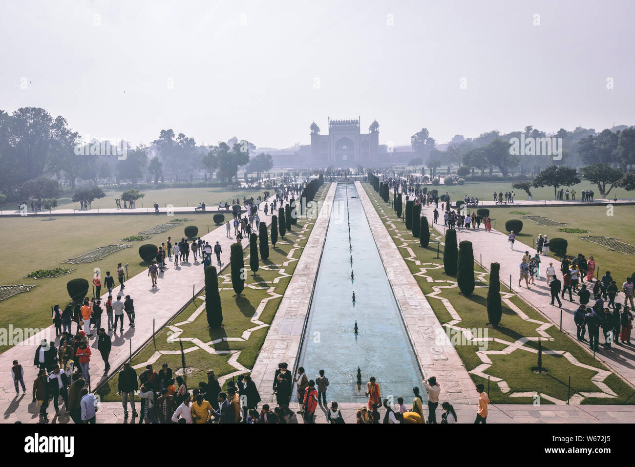 Panorama di grande Porta del Taj Mahal di Agra, India. Di Mughal giardino con piscina in centro all'interno del Taj Mahal complesso. Parte del Patrimonio mondiale dell UNESCO Foto Stock