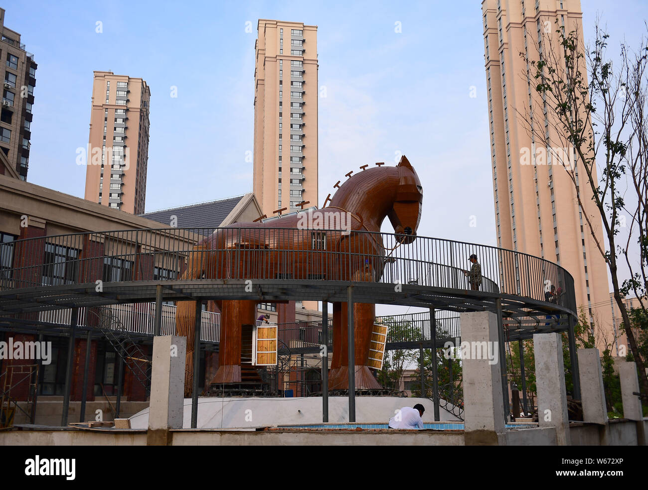 Una 10-metro-alta replica in legno del cavallo di Troia è sul display in prossimità di una zona residenziale in Shenyang City, a nord-est della Cina di provincia di Liaoning, 4 Luglio Foto Stock