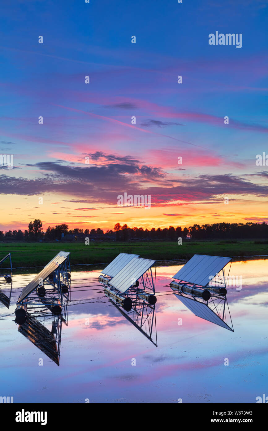 Pannelli solari a raccogliere energia dal sole galleggianti in un lago - innovativa tecnologia del futuro per salvare il pianeta Foto Stock
