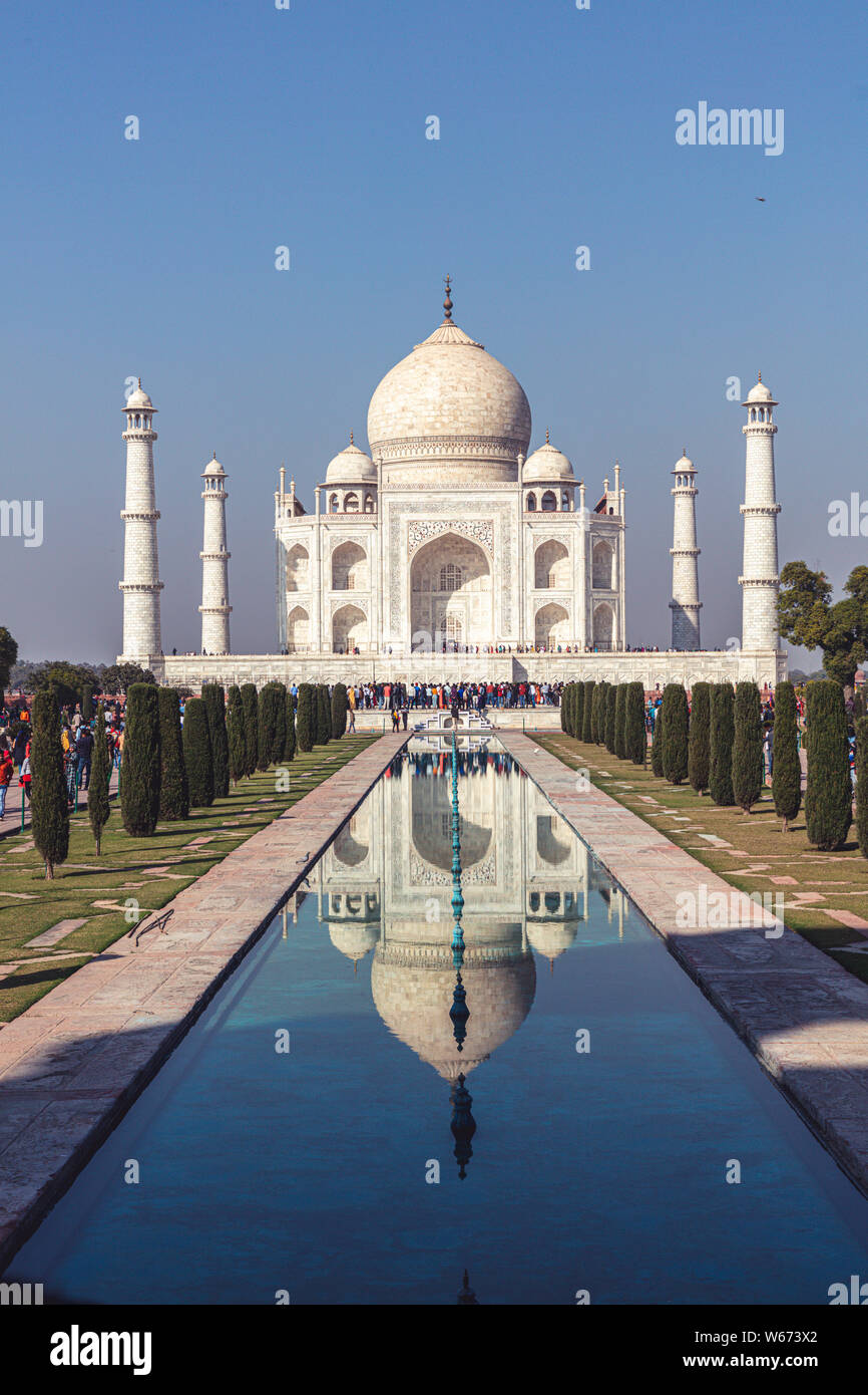 Il Taj Mahal è un bianco-avorio mausoleo di marmo sulla riva sud del fiume Yamuna nella città indiana di Agra. Foto Stock