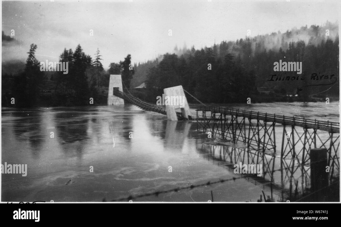 Guardando verso sud dalla banca del Nord. Alle 9 di mattina, il 20 febbraio 1927, un'ora dopo il molo C shirfted. Sei traliccio bents lavato fuori entro 2 ore dopo la foto scattata. Nota la prova di corrente sul traliccio e traliccio.; Portata e contenuto: Angess Ponte sul Fiume di Rogue in Siskiyou National Forest. Foto Stock