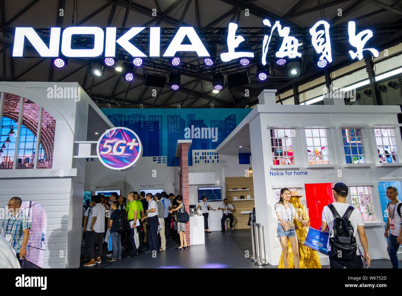 --FILE -- la gente visita lo stand di Nokia durante il 2018 Mobile World Congress (MWC) in Cina a Shanghai, 29 giugno 2018. Nokia del profitto operativo decli Foto Stock