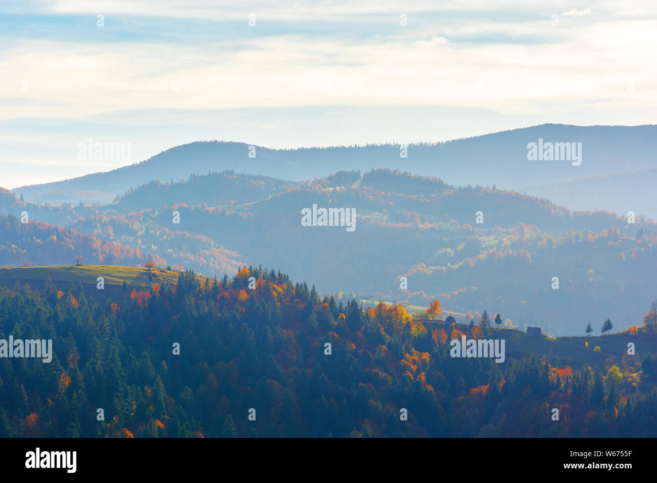 Bellissimo pomeriggio d'Autunno in montagna. Atmosfera nebuloso e le nuvole del cielo. alberi in caduta delle foglie. meraviglioso paesaggio di campagna Foto Stock