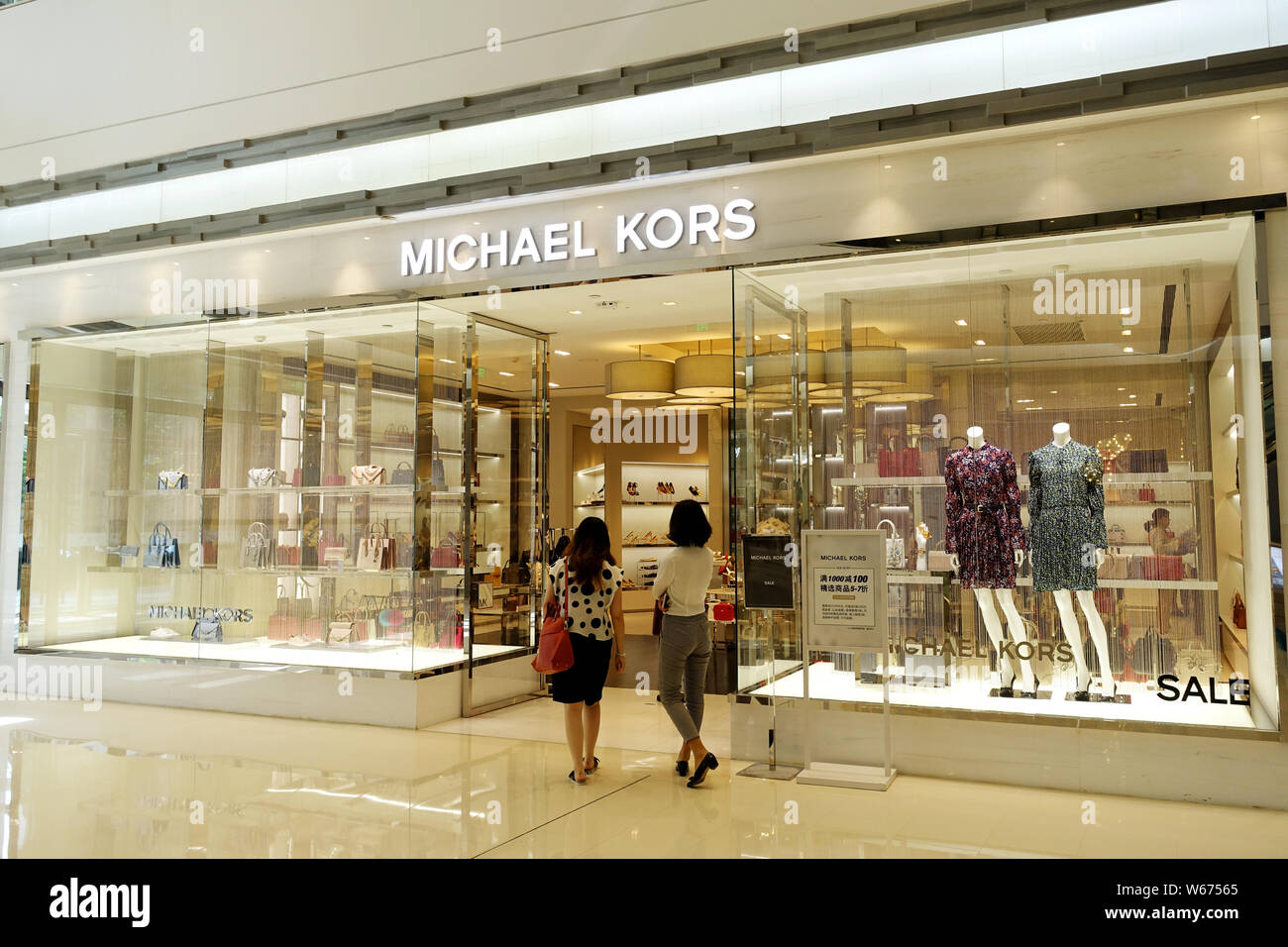 --FILE--i clienti che entrano in un negozio di Michael Kors a Shanghai in Cina, 7 giugno 2018. Della Cina di vendite al dettaglio di beni di consumo è cresciuto del 9 per cento anno su anno Foto Stock