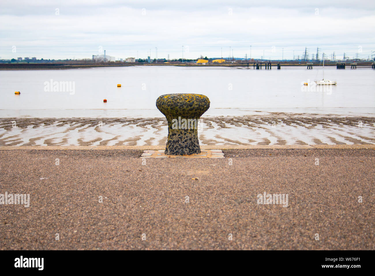 Inquadratura dal Gravesend pier, questo mostra il Tilbury a Göteborg traghetto. Questo è anche un mozzo principale attraverso il Fiume Tamigi per la spedizione. Foto Stock