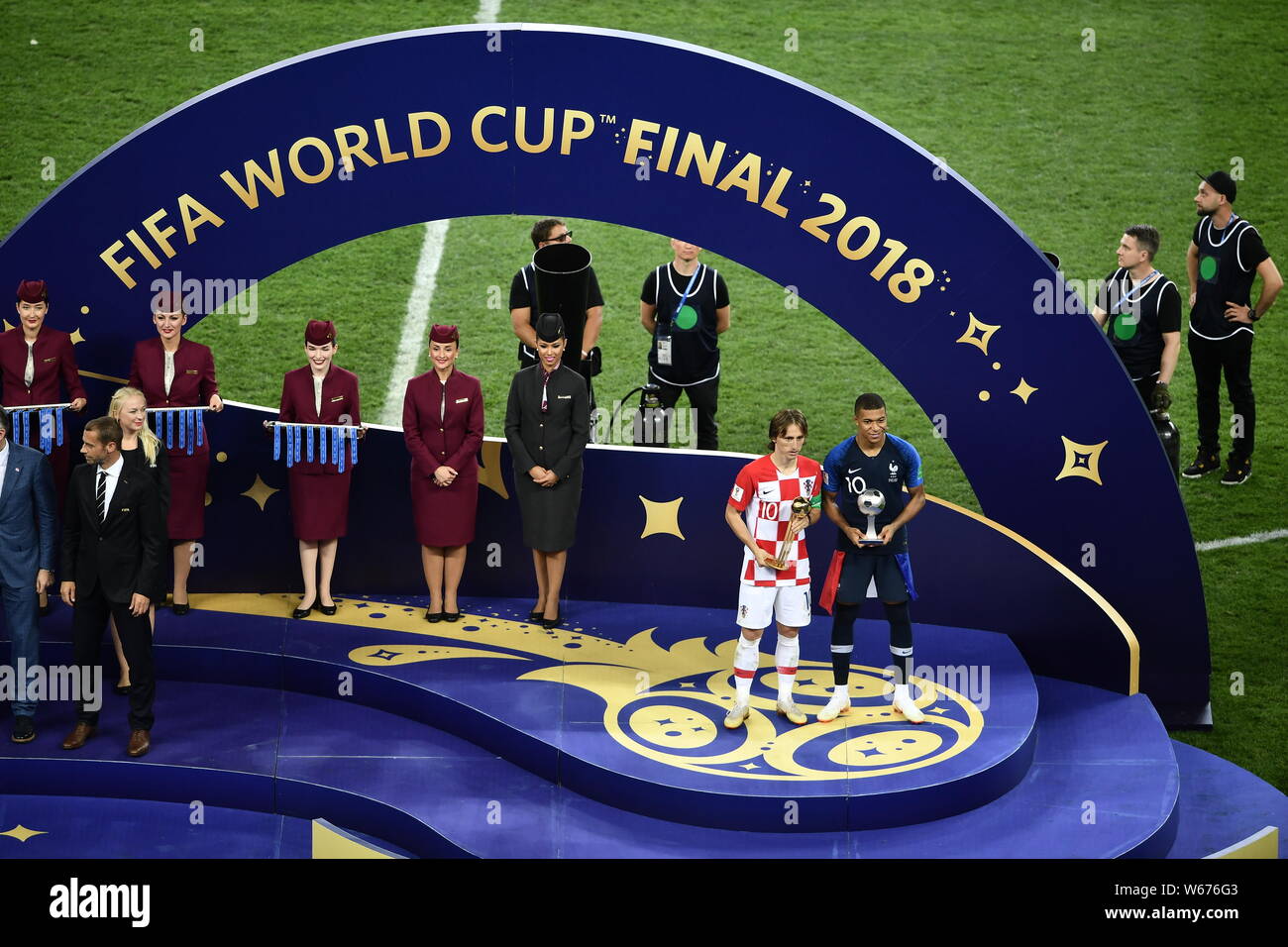 Luka Modric della Croazia, sinistra, pone con la sua palla dorata prossimo trofeo di Kylian Mbappe della Francia in posa con il suo trofeo per il miglior giovane giocatore award Foto Stock