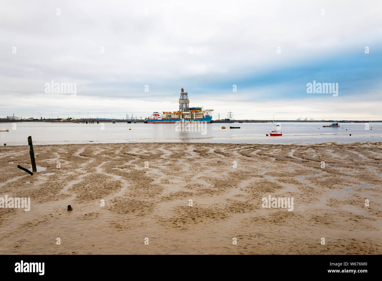 Inquadratura dal Gravesend pier, questo mostra il Tilbury a Göteborg traghetto. Questo è anche un mozzo principale attraverso il Fiume Tamigi per la spedizione. Foto Stock