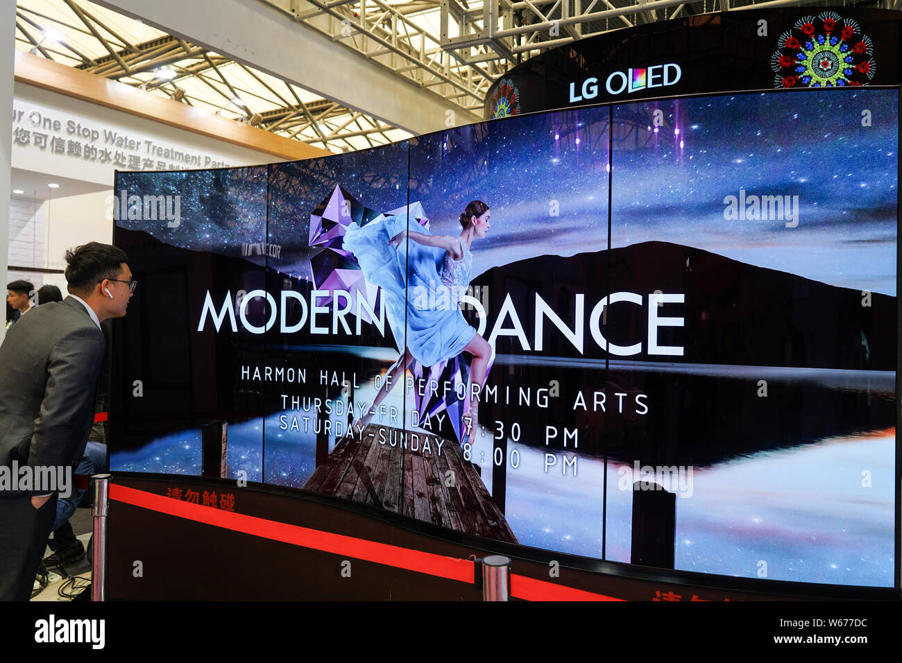 --FILE--televisori OLED di LG sono sul display durante una mostra a Shanghai in Cina, 26 aprile 2018. La Corea del Sud del LG Display Co. Ltd. detto Chi Foto Stock