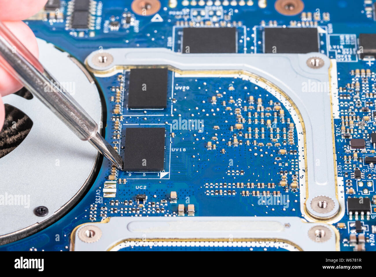 Circuito integrato del computer da riparare da un tecnico Foto Stock
