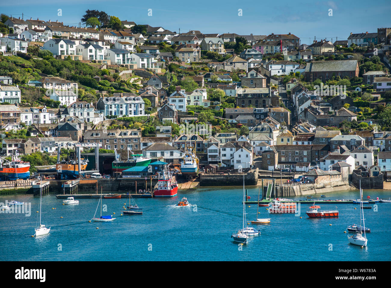 La piccola città costiera di Fowey con case in collina. Cornwall, Regno Unito. Foto Stock