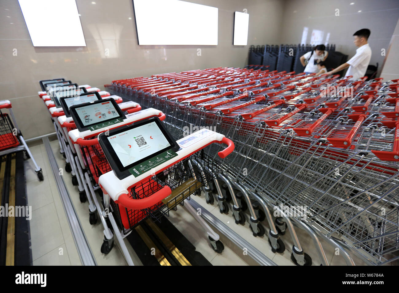 Smart carrelli di shopping con i tablet PC per aiutare i clienti a fare il self check-out sono in mostra in un supermercato in città Xiangyang, centrale della Cina di Hubei Foto Stock