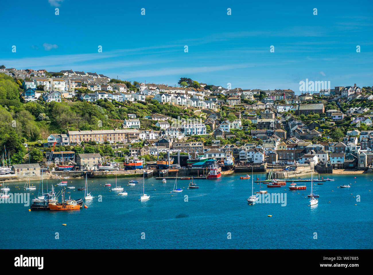 La piccola città costiera di Fowey con case in collina. Cornwall, Regno Unito. Foto Stock