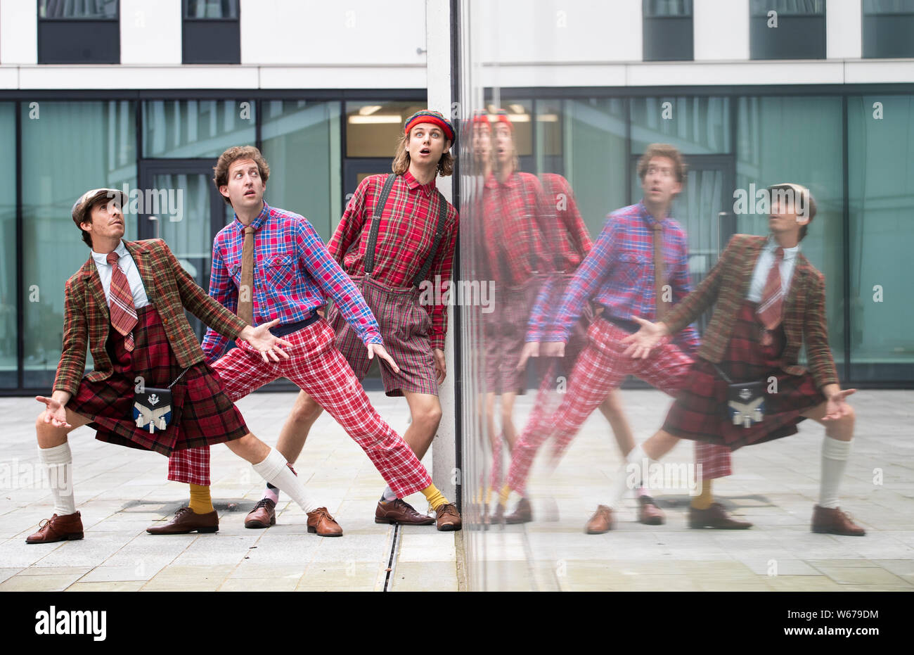 Gli artisti interpreti o esecutori (da sinistra a destra) Sam Dugmore, Jonathan e Tilley Oliver Nilsson dal pluripremiato international comedy trio Latebloomers rendere omaggio a tutte le cose veramente Scottish in tartan costumi davanti a loro Edinburgh Festival Fringe debutto spettacolo 'Scotland!" presso le Sale Assemblea, Edimburgo. Foto Stock