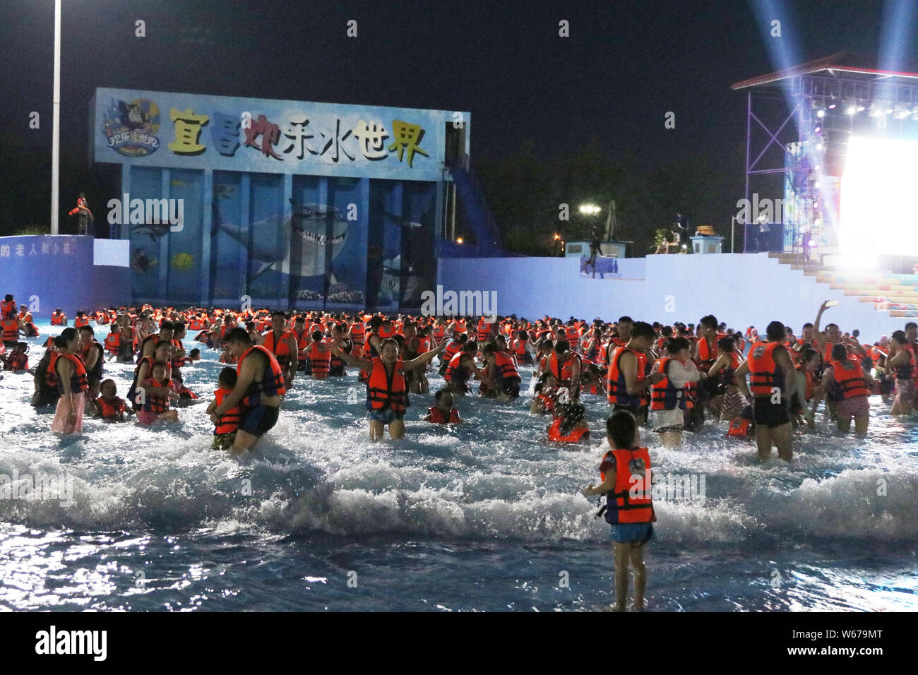 Turisti cinesi cram una piscina su una bruciante giorno a Yichang city, centrale cinese della provincia di Hubei, 22 luglio 2018. Foto Stock