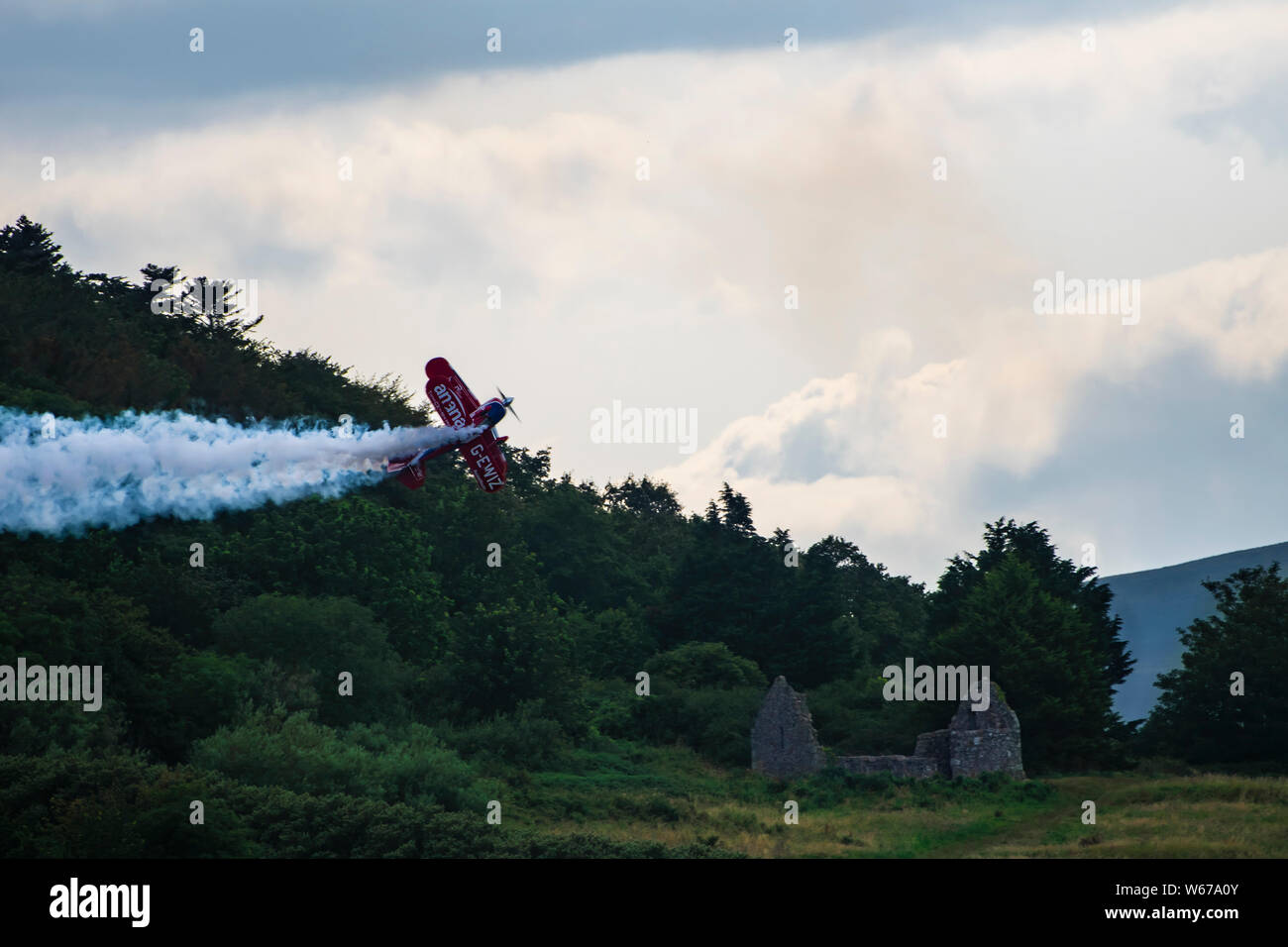 Acrobazia esegue da solista a Bray Display aria 2019 contro Wicklow Mountains. L'Irlanda. Foto Stock