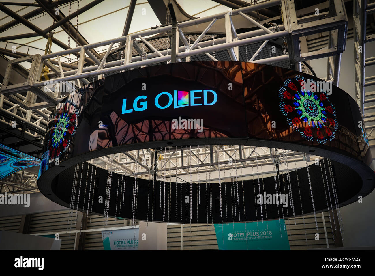 --FILE--televisori OLED di LG sono sul display durante una mostra a Shanghai in Cina, 26 aprile 2018. La Corea del Sud del LG Display Co. Ltd. detto Chi Foto Stock