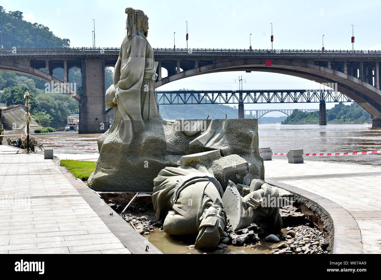 Vista la statua permanente di Huang Tingjian e danneggiato la statua del su Shi, entrambi dei quali sono ben noti poeti della Dinastia Song (960-1279), sulla b Foto Stock