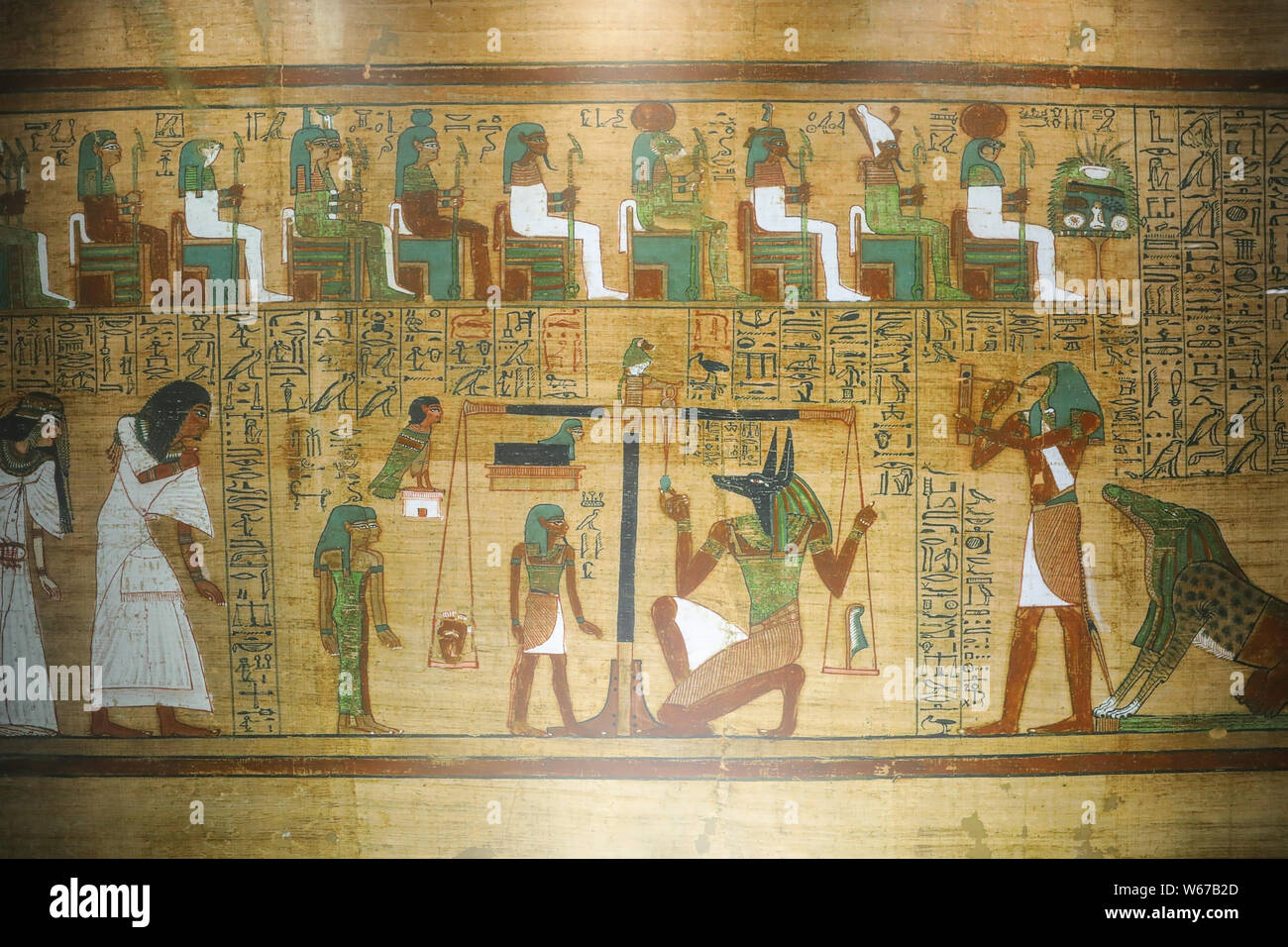 Una riproduzione degli antichi Egizi testo funerario °libro di emergenti indietro nella luce± dal British Museum di raccolta è in mostra presso il Foto Stock
