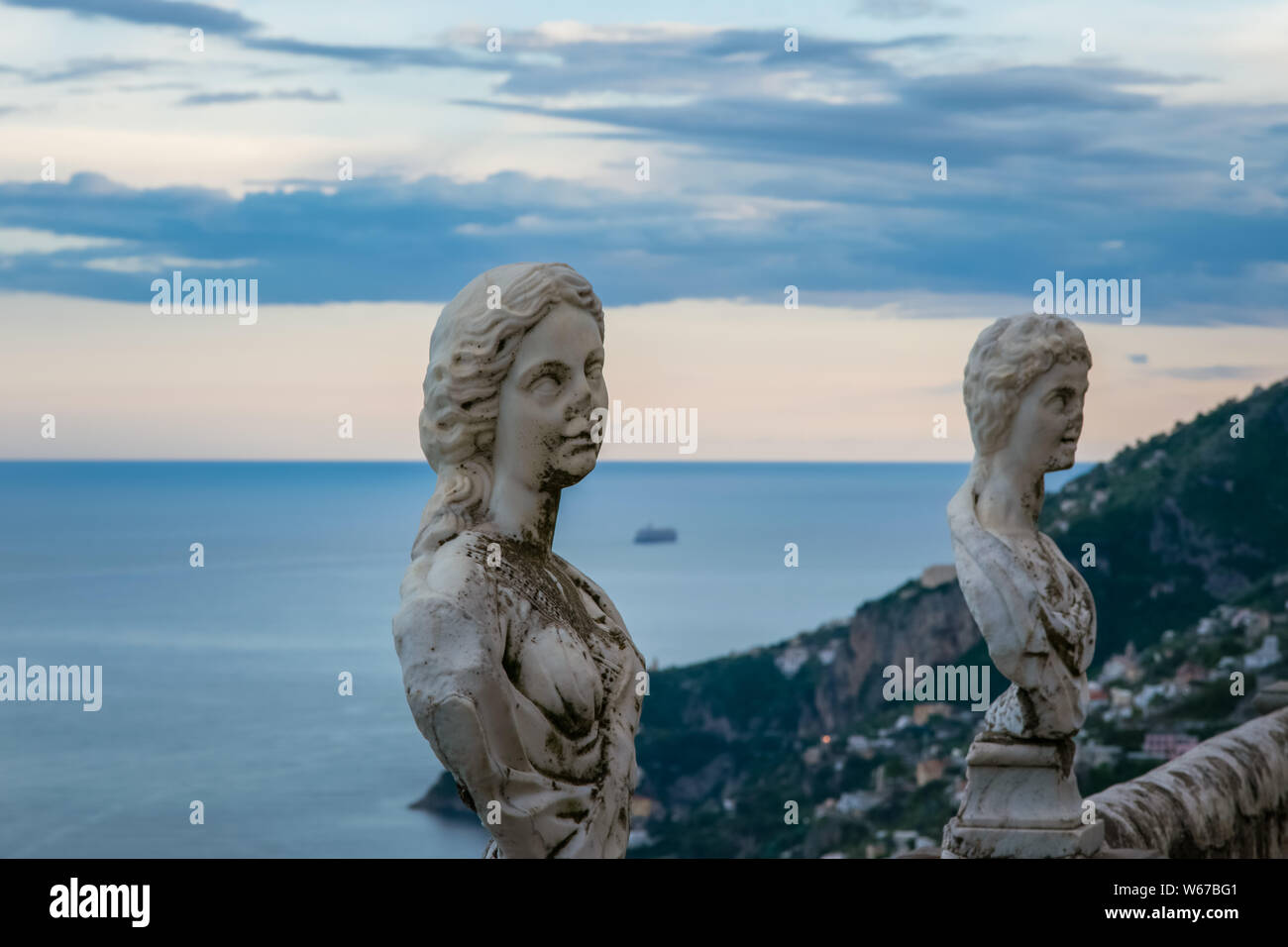 Statue dal belvedere, la cosiddetta Terrazza dell'infinito, la terrazza dell'Infinito visto sul tramonto, Villa Cimbrone, villaggio di Ravello, Amalfi Foto Stock