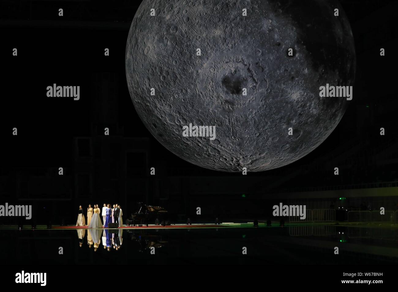 Ai visitatori di visualizzare un enorme luna modello durante una mostra sulla luna tenuto presso il Centro Acquatico Nazionale o 'Cubo Acqua" a Pechino in Cina, 8 luglio 2018. Un Foto Stock