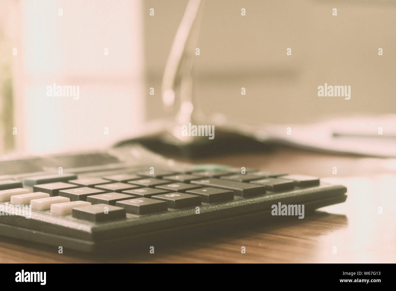 Close up di un calcolatore collocato sulla scrivania in ufficio. Concetto di contabilità. Sfondo vintage. Isolato. Profondità di campo. Copia per lo spazio per il testo. Foto Stock