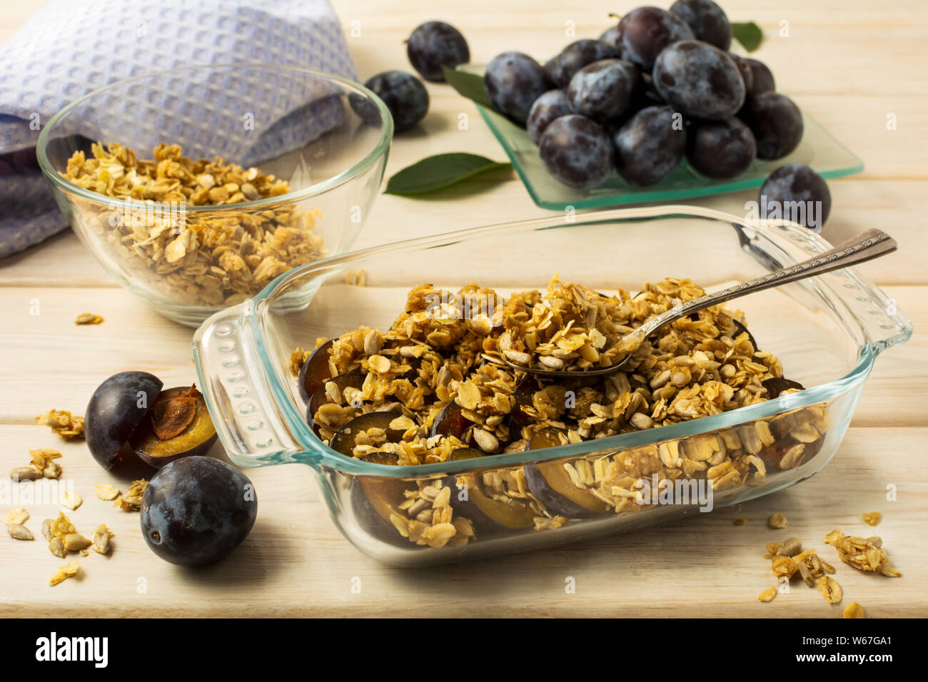 Sana colazione prugna fresca granola in vetro vassoio da forno Foto Stock