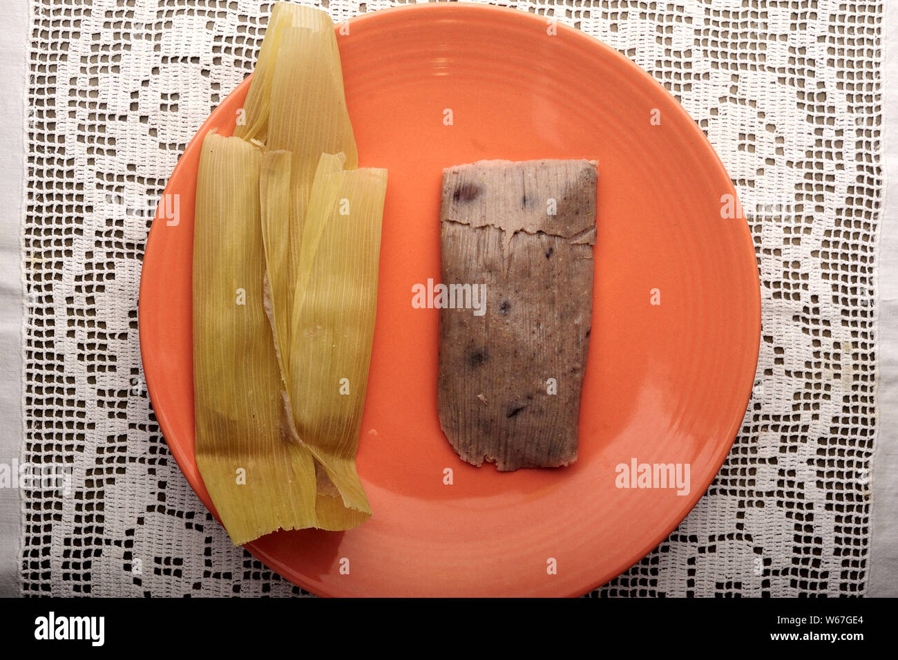 Vista superiore del fagiolo tamale, avvolti in foglie di mais. Un tradizionale cibo messicano. Può essere consumato come colazione, cena, la cena o uno spuntino o sulle celebrazioni. Foto Stock