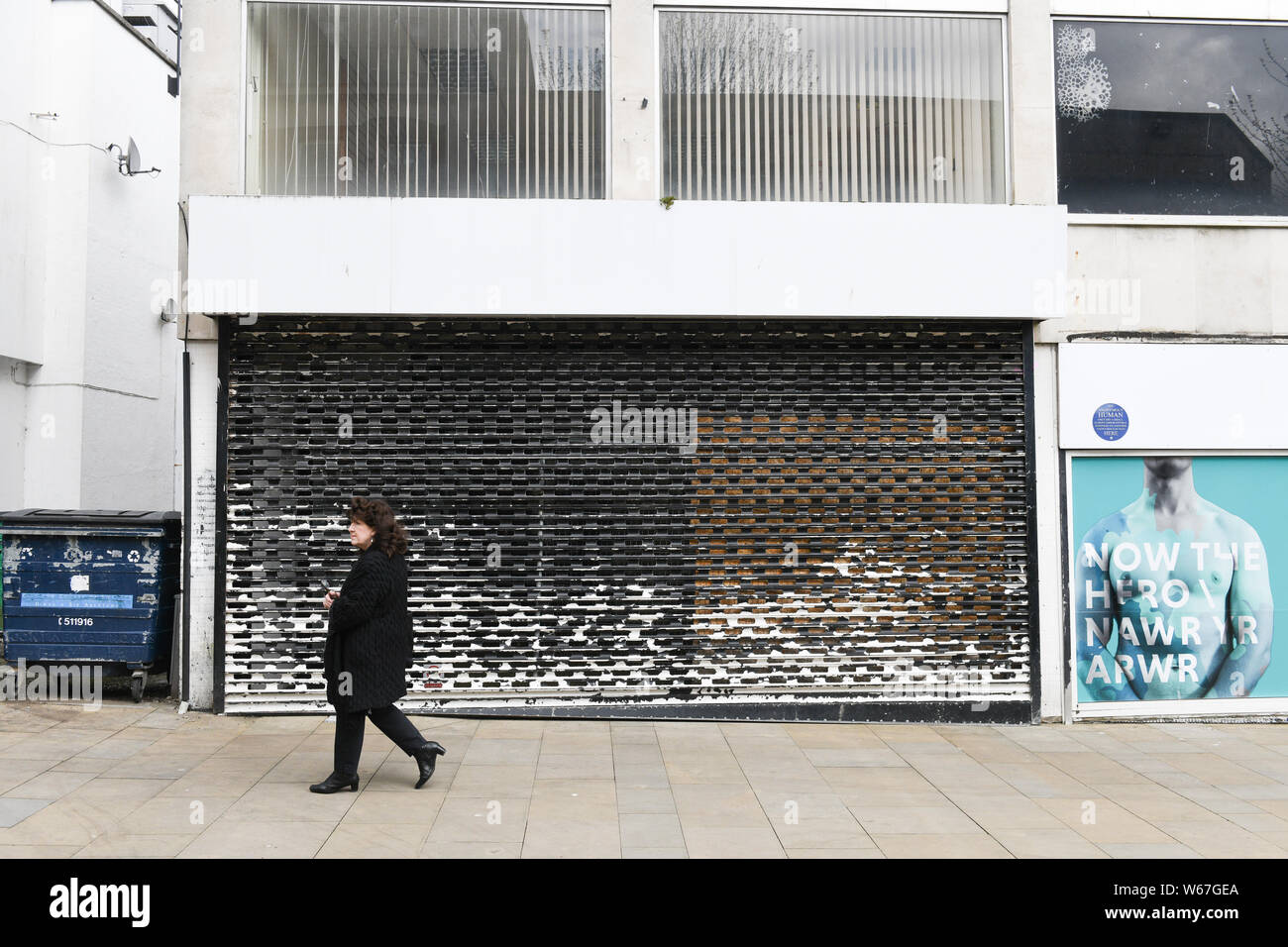 Serrande in giù su un rilevare e inutilizzata retail outlet su un UK high street. Migliaia di negozi sono di chiusura in tutto il Regno Unito ogni settimana. Foto Stock