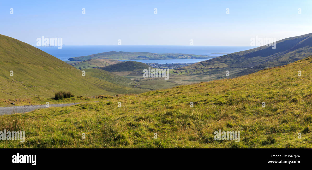 Vista panoramica dal Conor Pass sulla penisola di Dingle guardando verso sud-ovest verso il porto di Dingle nella Contea di Kerry, Irlanda Foto Stock