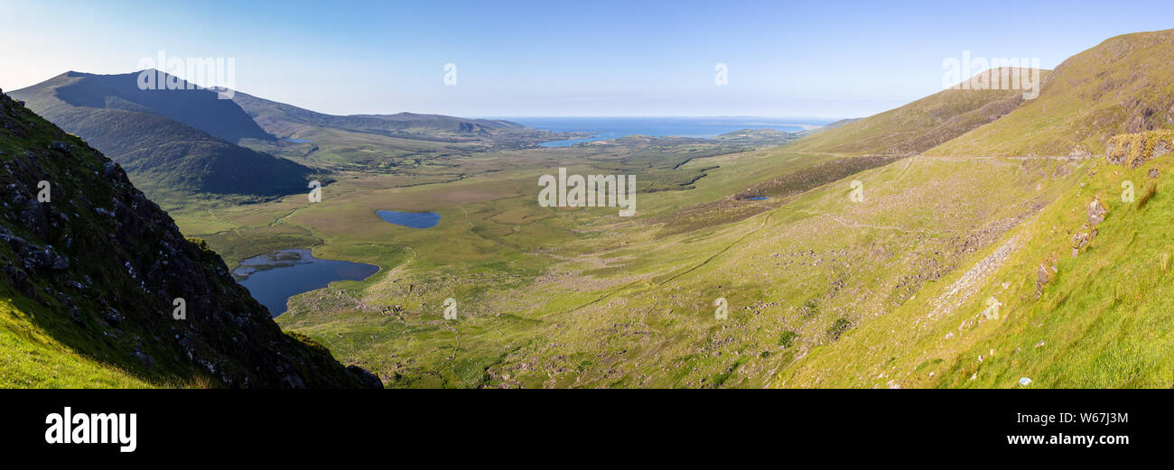 Vista panoramica dal Conor Pass sulla penisola di Dingle guardando a nord-est verso Brandon Bay nella Contea di Kerry, Irlanda Foto Stock