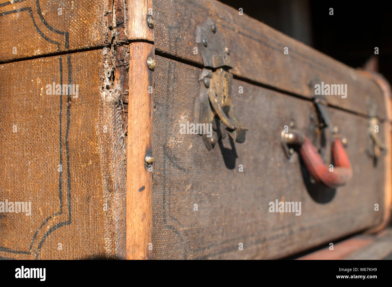 Vecchio weathered retro vintage grunge valigia maniglia e chiusura in metallo serratura closeup Foto Stock