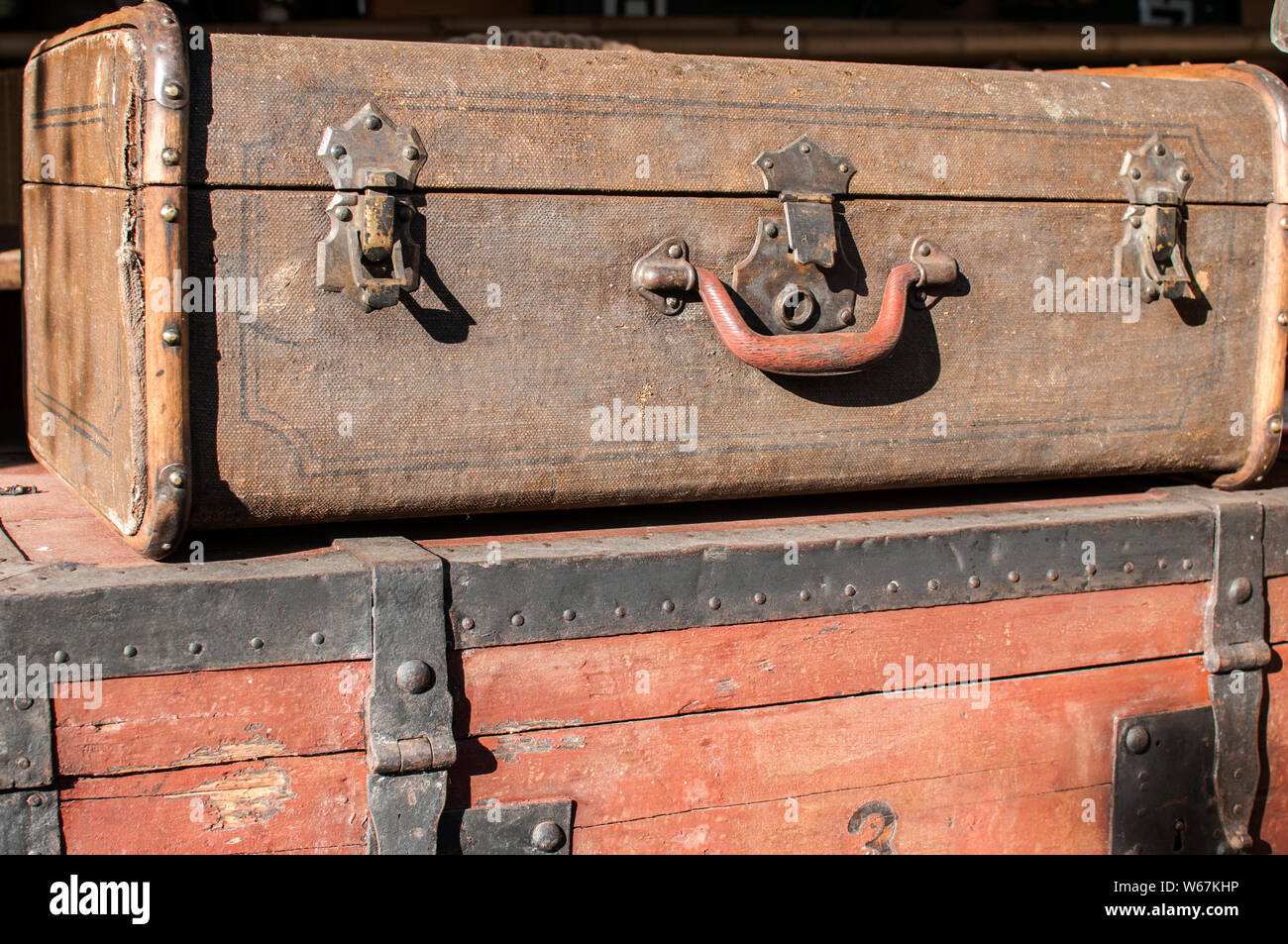 Vecchio weathered retro vintage grunge valigia maniglia e chiusura in metallo serratura closeup Foto Stock