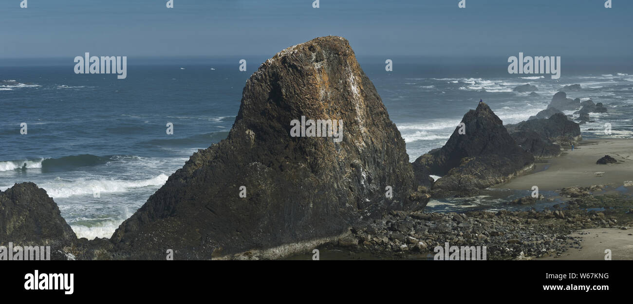 O: Lincoln County, costa del Pacifico, area di Waldport, Seal Rock. Vista panoramica di scogliere sul mare a Seal Rock Foto Stock