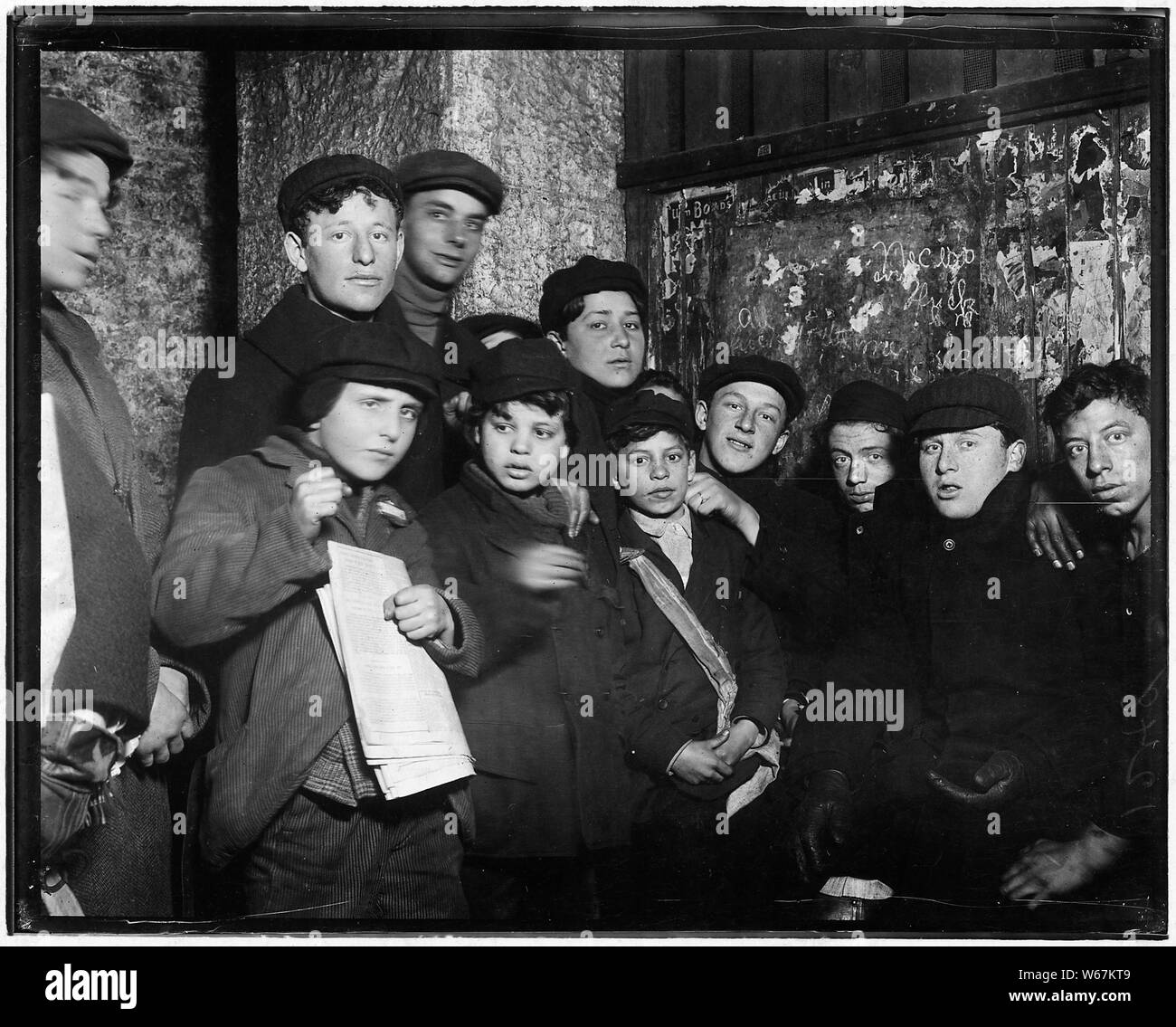 Newsies in cantina-room di un ufficio della carta in vicolo torna di Main St. in attesa di documenti di sera, 4 P.M. Condizioni qui vile. Rochester, N.Y. Foto Stock