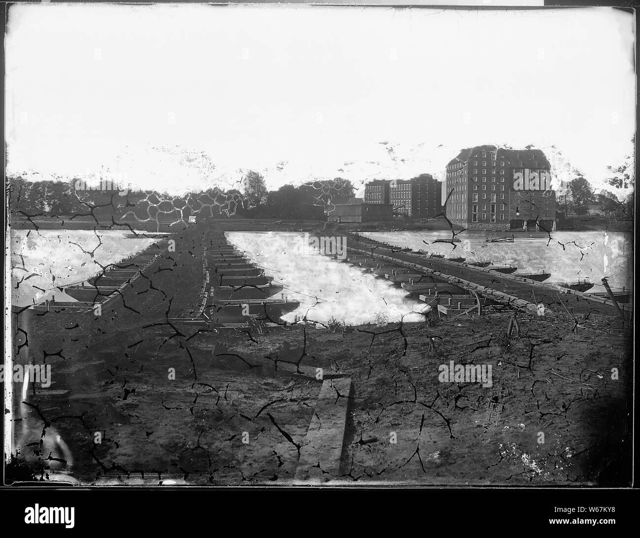 Nessun soggetto; l'immagine mostra attraversa per mezzo di pontoni ponti in direzione sud, vicino a mulini a Manchester in tutta da Richmond, Virginia, dopo la sua caduta nella guerra civile americana nel 1865, come visibile in queste immagini: File:Mill opposta a Richmond, VA - NARA - 524511.tif e File:Mills a Richmond, VA - NARA - 529665.tif - La Spiga del tetto non è visibile in uno non identificato a causa del suo stato di deterioramento, ma tutte le altre caratteristiche allineare). Foto Stock