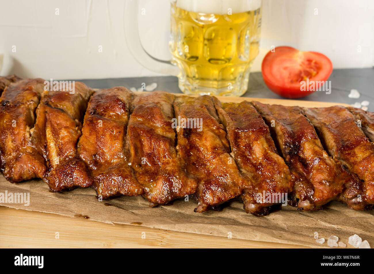 Costolette di maiale marinato in forno. La carne di maiale alla griglia. Il barbecue. Foto Stock