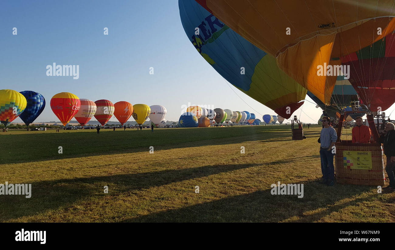 Più di 400 mongolfiere ha tentato di rompere la simultanea di decollo record mondiale nel Grand Est aria Mondial Ballons festival a Chambley-Bussières airbase in Francia orientale, per il 29 luglio 2019. Il raduno attira più di mille mongolfiere provenienti da tutto il mondo ed è il più grande meeting nel mondo. Foto Stock
