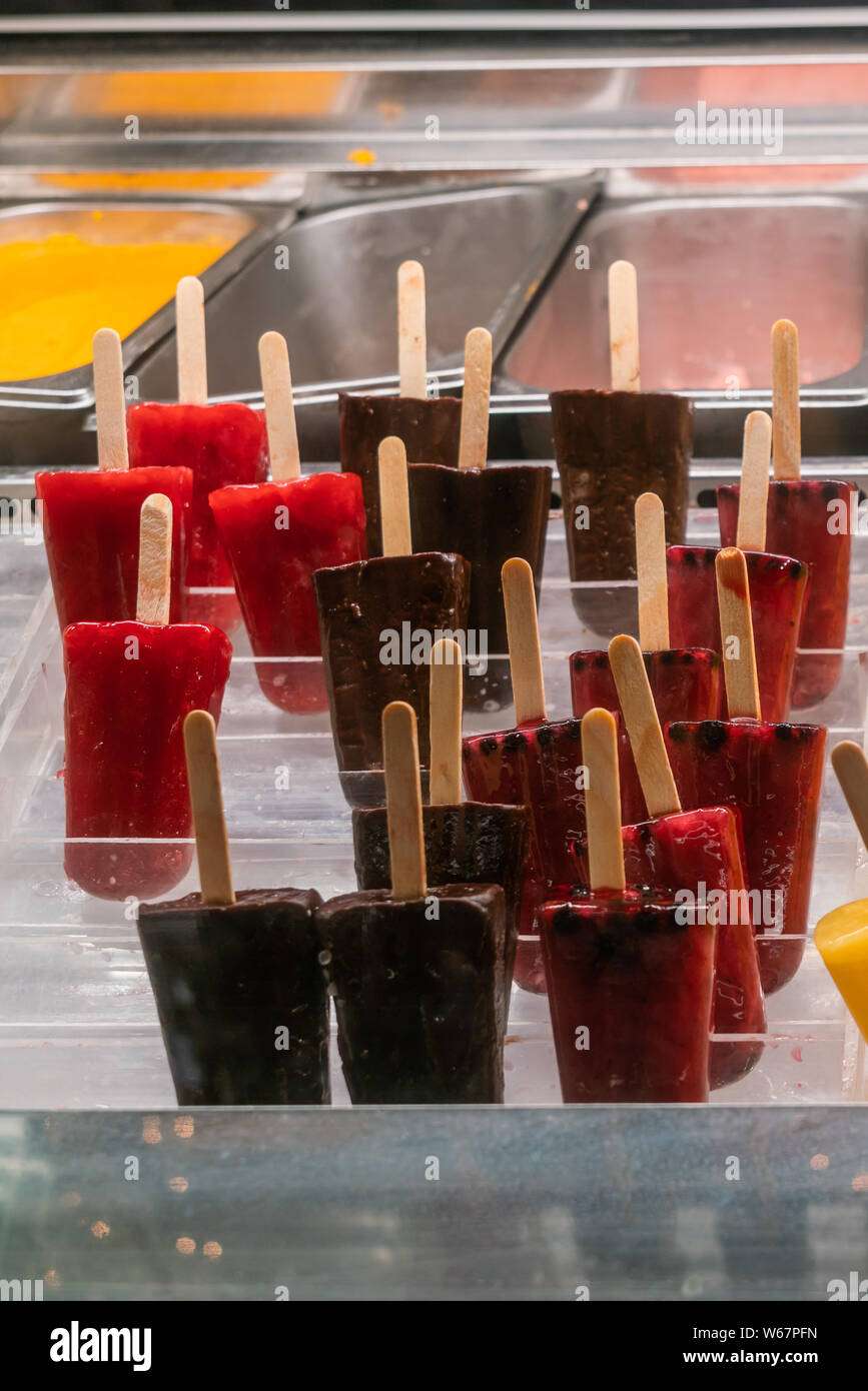 Congelati fragola e ciliegia pop di ghiaccio in congelatore Foto Stock