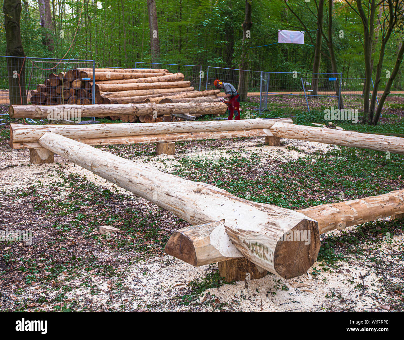 Costruzione di una casa di tronchi con motosega e attrezzi da falegname tradizionali a Grevenbroich, Germania Foto Stock