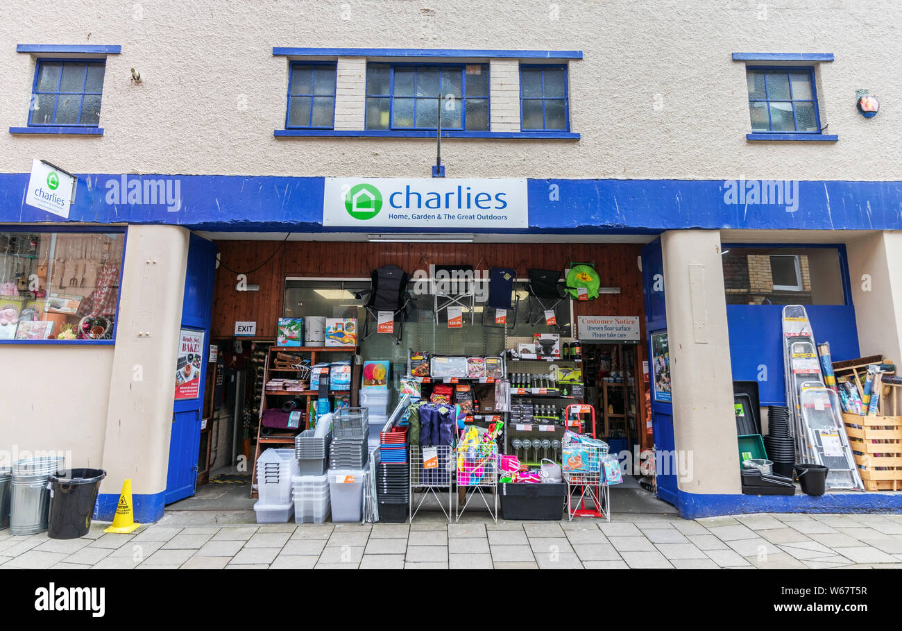 Aberystwyth, Galles / UK - 20 Luglio 2019 - Charlies negozio di fronte. Charlies è un negozio per la vendita di oggetti per la casa, giardino, e i grandi spazi Foto Stock
