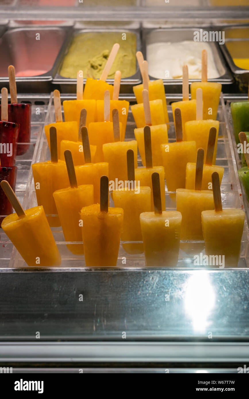 Gustoso Giallo mango congelato pop di ghiaccio nel freezer Foto Stock