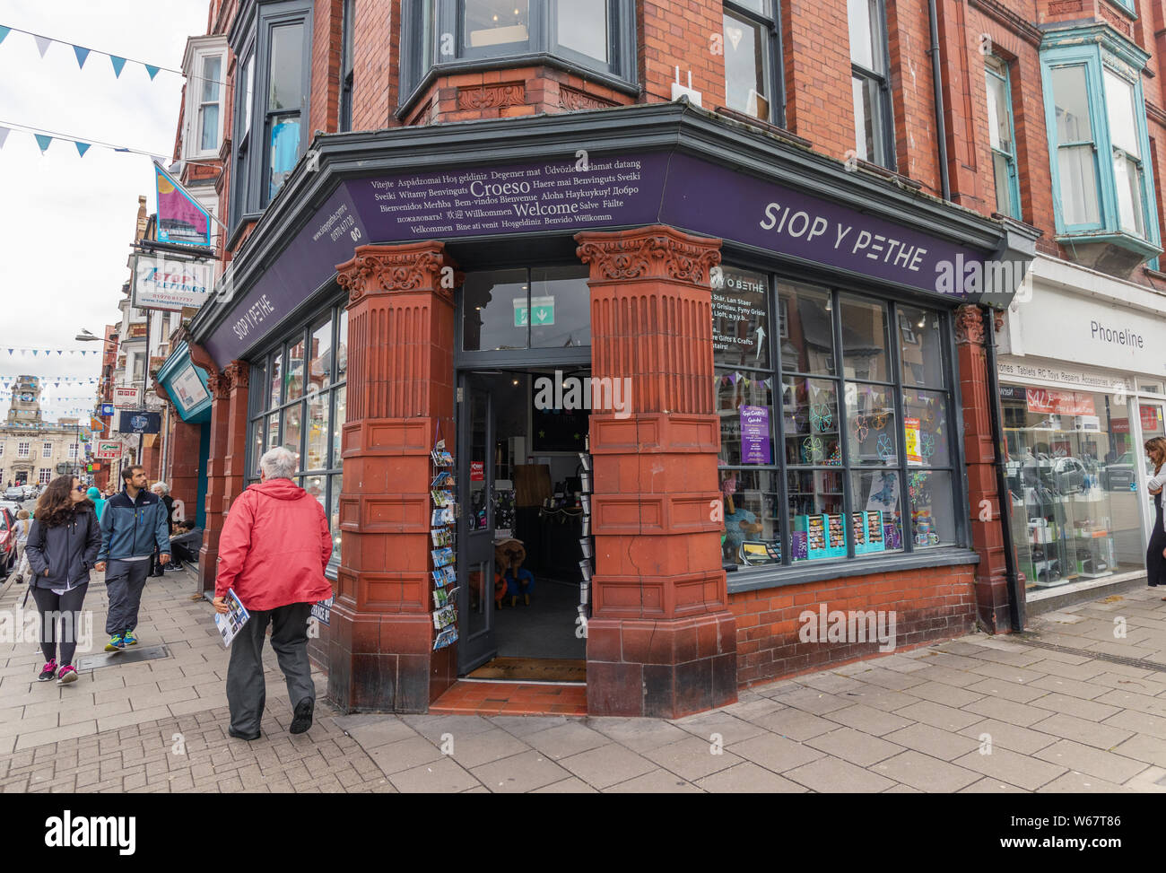 Aberystwyth, Galles / UK - 20 Luglio 2019 - Siop Y Pethe, un Welsh regali vendita libri, giocattoli e artigianato nella cittadina balneare di Aberystwyth Foto Stock